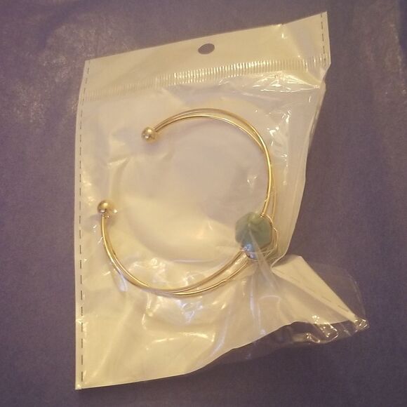 Turquoise gold tone cuff bracelet - Picture 10 of 10